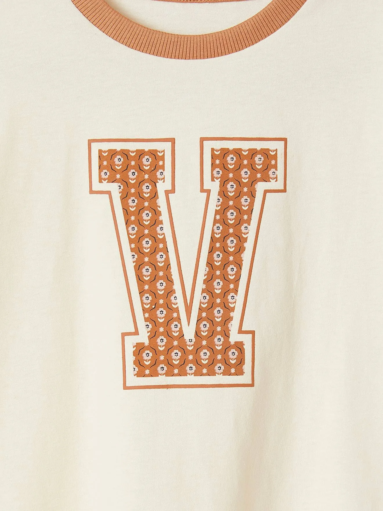 Camiseta con motivo de letra con flores y de manga larga para niña